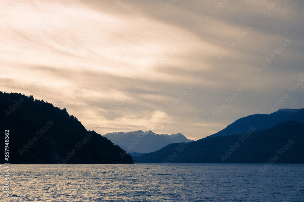 Atardecer en el Lago Huechulafquen, Junin de los Andes - Sur argentino.