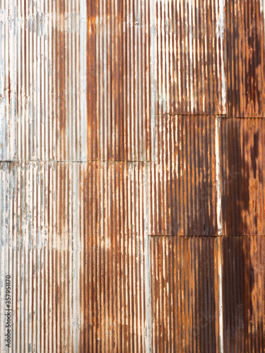 錆びたトタンの壁