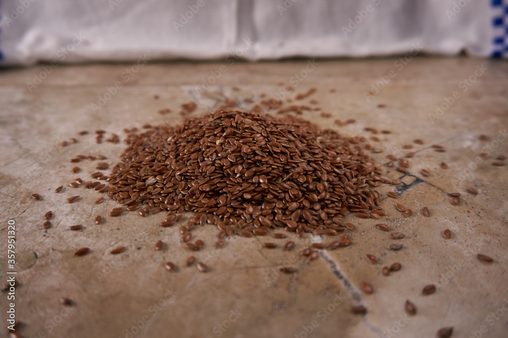 pila de linaza sobre mesa de mármol