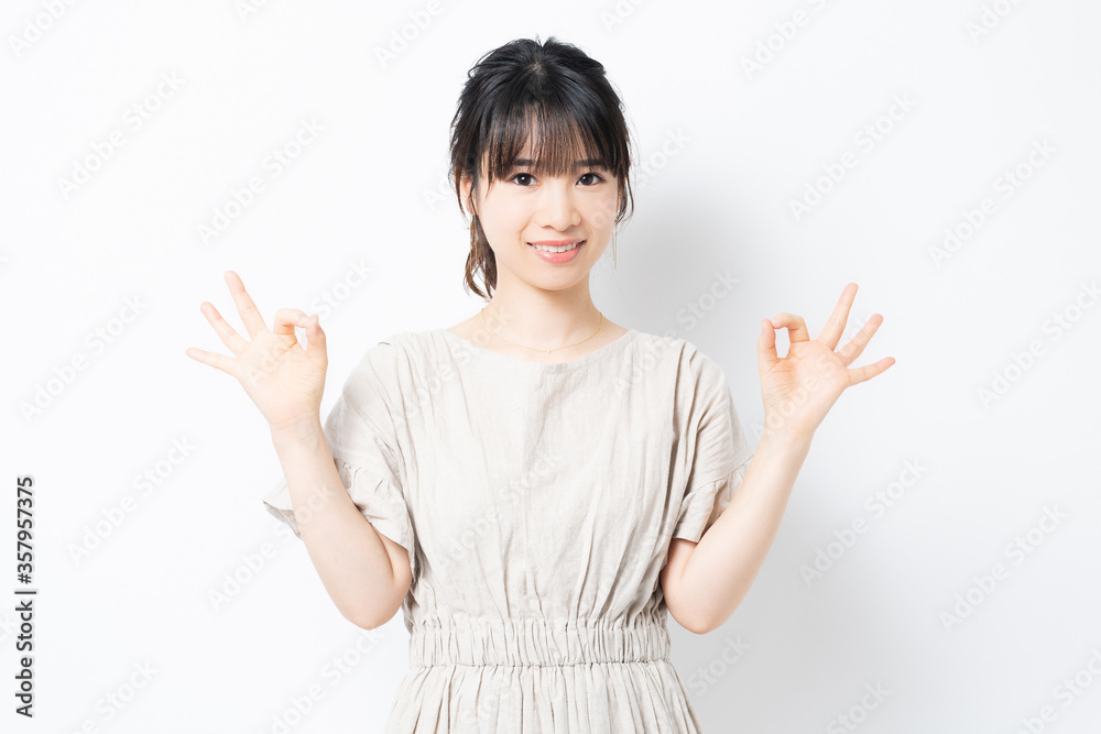 OKのポーズをする若い女性 OKのポーズをする若い女性