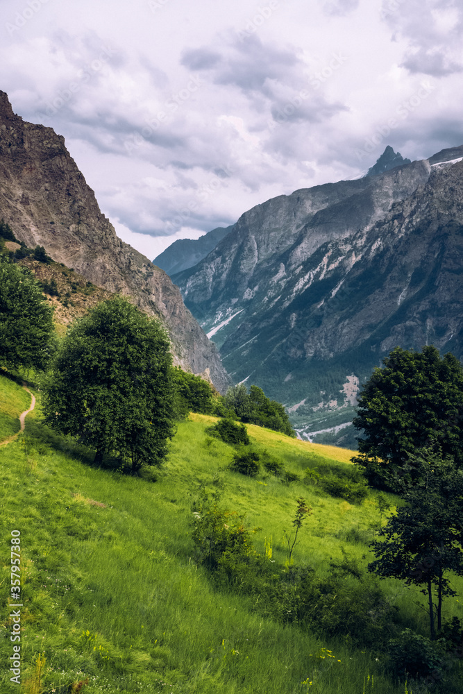 Naklejka premium mountain landscape with blue sky