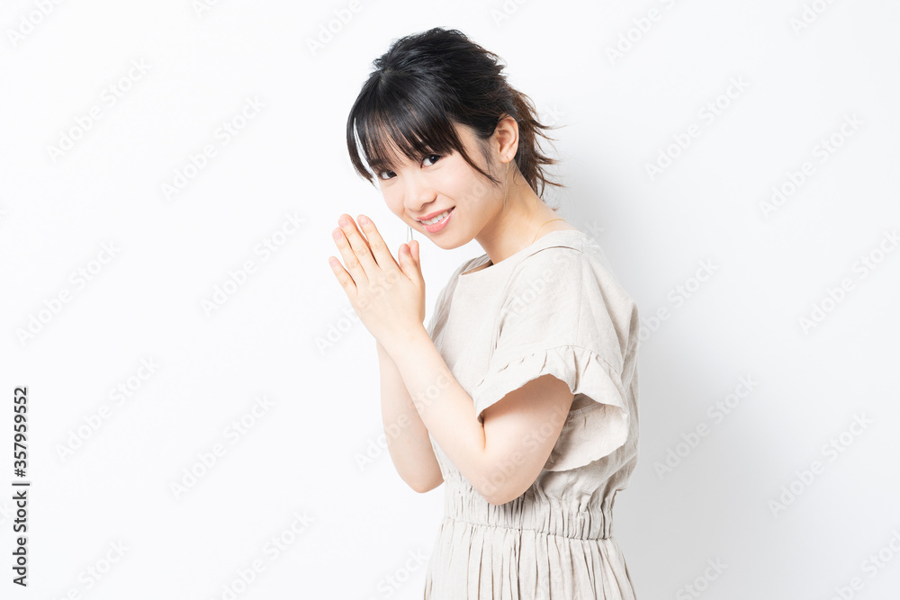謝る若い女性 謝る若い女性