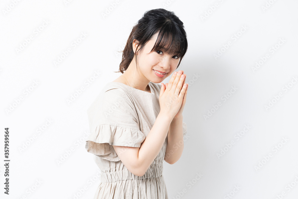 謝る若い女性 謝る若い女性