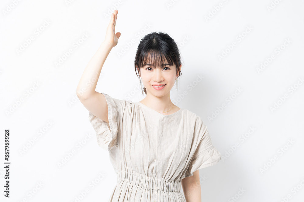 チョップのポーズをする若い女性 チョップのポーズをする若い女性