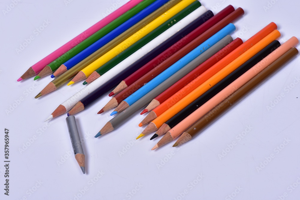 二方向に向いた色鉛筆