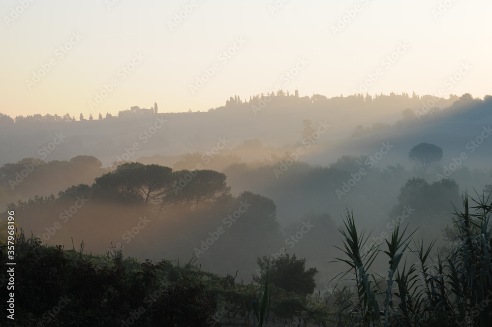 Obraz premium Early morning sunrise in the undulating Tuscan hills, Italy
