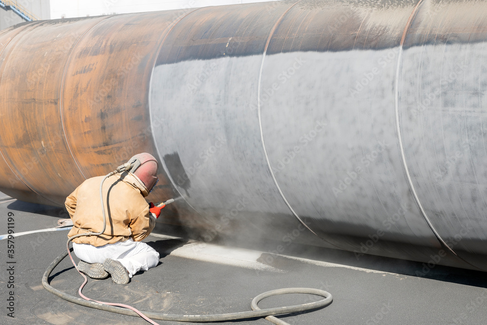 Foto de Close up view of sandblasting before coating. Abrasive blasting