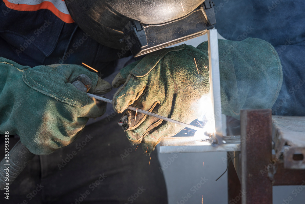 Foto de Qualification of welders and welding procedures for fillet weld. The main part of the