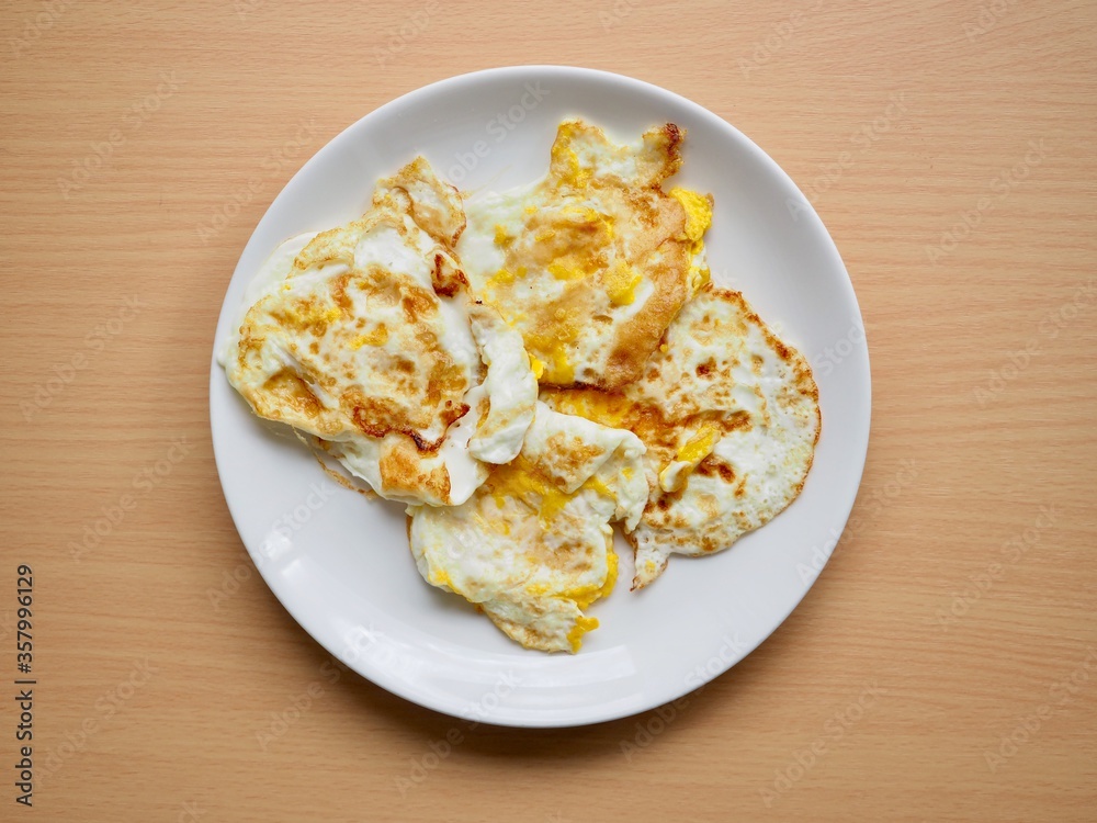흰색 도자기 접시에 담긴 계란 후라이 
