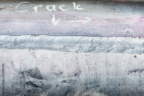 Φωτογραφία View of the crack between weld metal and base metal ( heat affected zone, haz) and magnetic particle inspection