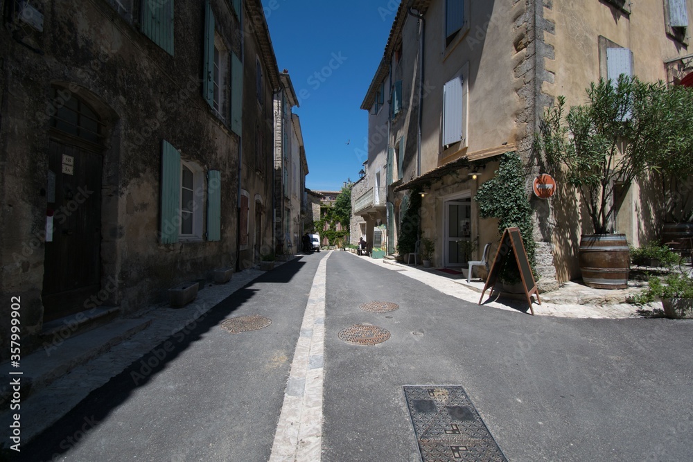 Saignon, village perché du Luberon dans le Vaucluse, Provence-Alpes-Côte-d'Azur, France. Saignon, village perché du Luberon dans le Vaucluse, Provence-Alpes-Côte-d'Azur, France.