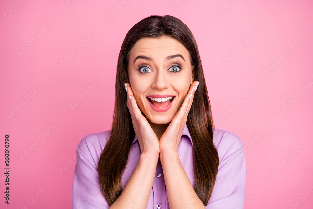 Close-up portrait of her she nice-looking attractive lovely pretty amazed cheerful cheery brunet straight-haired girl cool great news present gift reaction isolated over pink pastel color background Close-up portrait of her she nice-looking attractive lovely pretty amazed cheerful cheery brunet straight-haired girl cool great news present gift reaction isolated over pink pastel color background
