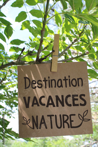 Texte vacances nature, avec arrière plan nature, feuillage © CURIOS