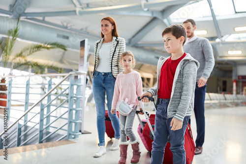 Familie mit Kindern im Flughafen Terminal