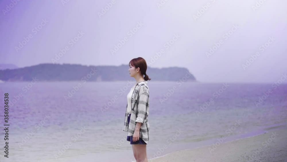 夏の海辺の女性 夏の海辺の女性