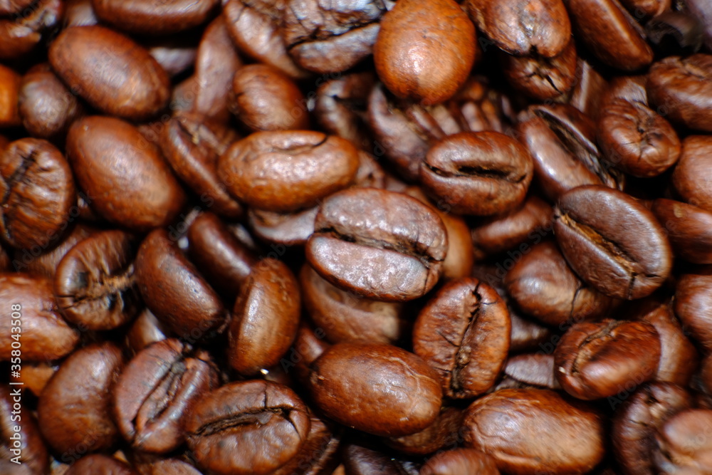 close up coffee beans and macro coffee beans on wood table close up coffee beans and macro coffee beans on wood table