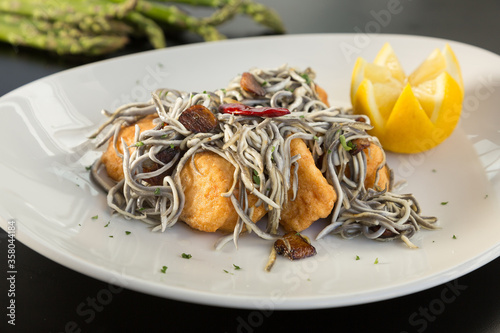 Konstfotografi baby eels with fried cod