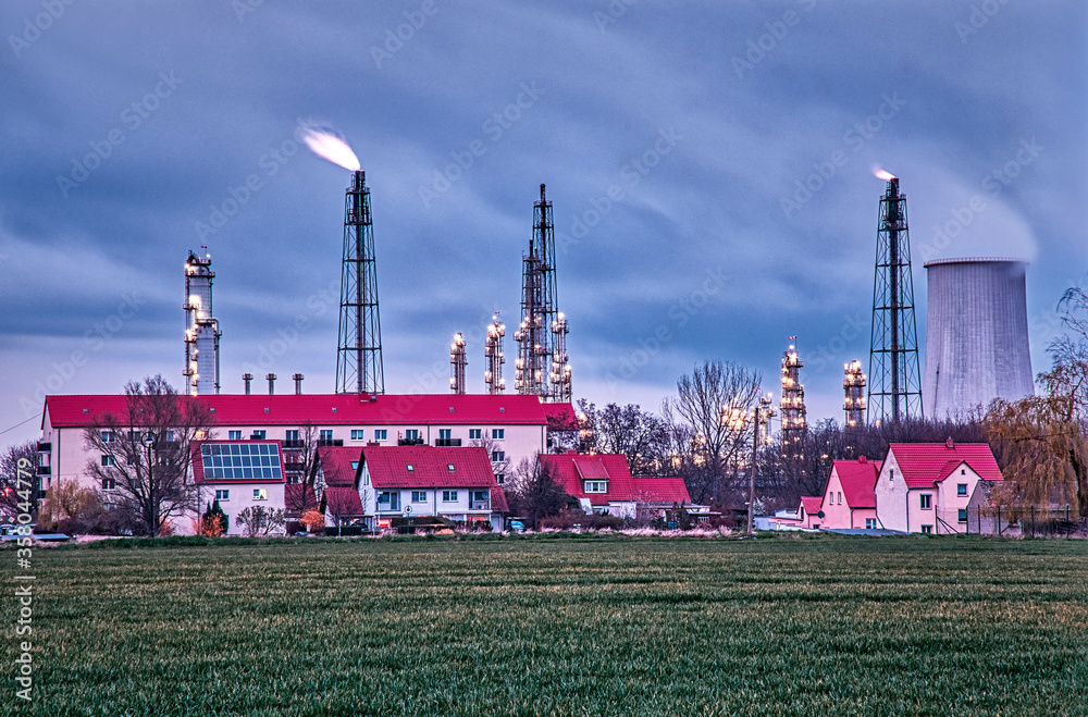 Wohnhäuser stehen am Rande der Total Raffinerie Mitteldeutschland GmbH / Bilfinger Maintenance Nord GmbH in Leuna Ortsteil Spergau. Wohnhäuser stehen am Rande der Total Raffinerie Mitteldeutschland GmbH / Bilfinger Maintenance Nord GmbH in Leuna Ortsteil Spergau.