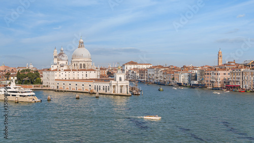 Veduta su Punta delle Dogana a Venezia ripresa con drone