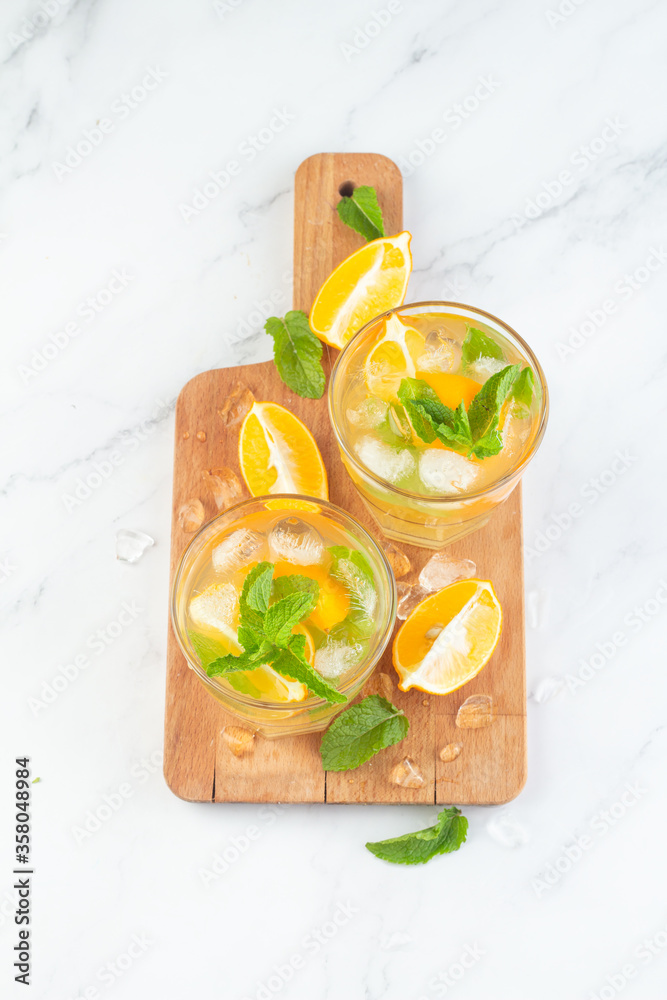 Fototapeta premium chilled drink with lemon and mint on a white background.