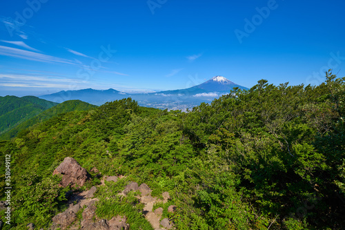 金時山の山頂から富士山方面眺望