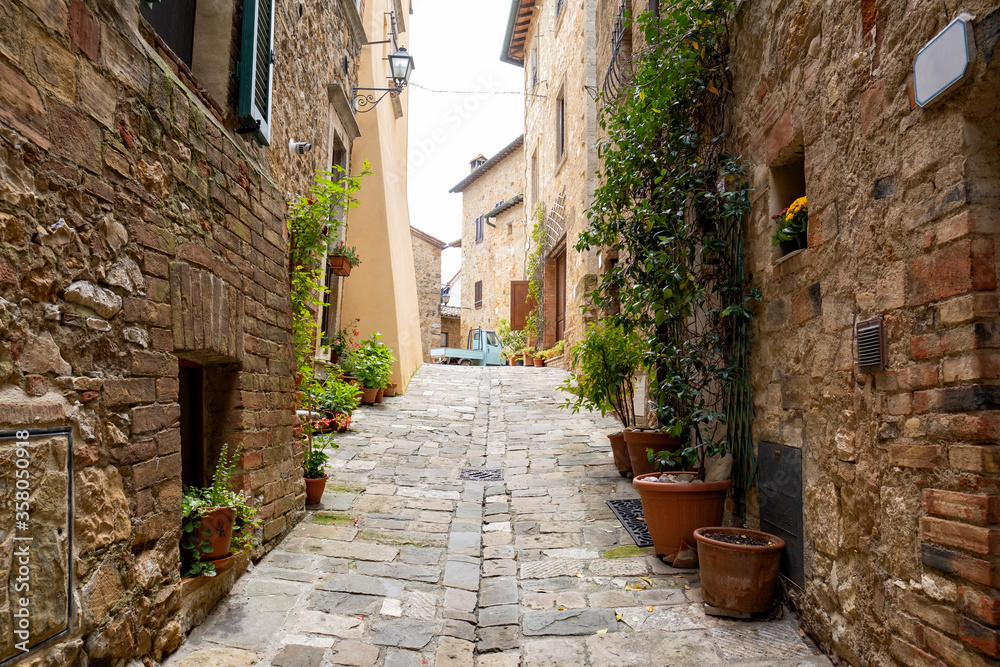 Fototapeta STREETS OF A SMALL ITALIAN TOWN, tuscany