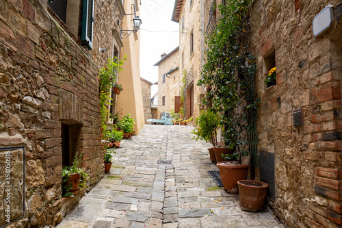 Fototapeta Naklejka Na Ścianę i Meble -  STREETS OF A SMALL ITALIAN TOWN, tuscany