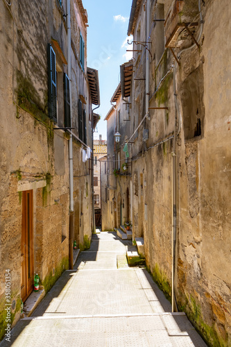 Fototapeta Naklejka Na Ścianę i Meble -  STREETS OF A SMALL ITALIAN TOWN, tuscany