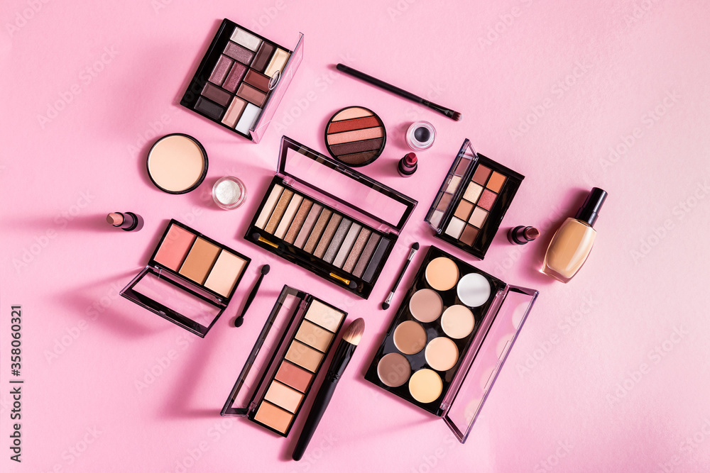 Φωτογραφία top view of eye shadow and blush palettes near face powder, cosmetic brushes, li