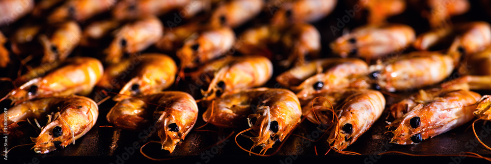 Fotografie grilled shrimps. shrimp cooked on the grill.