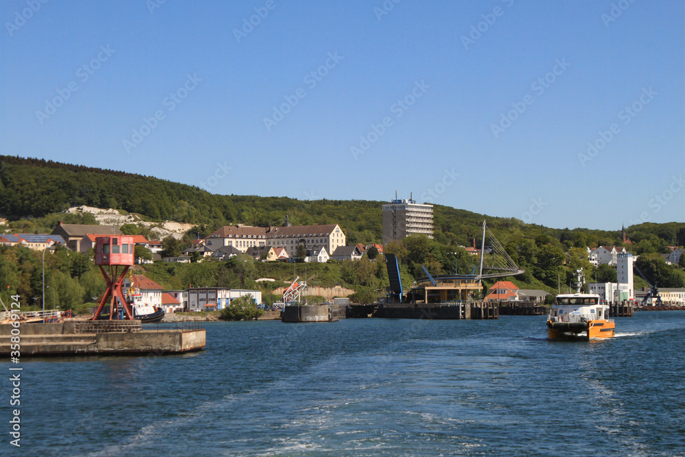 Sassnitz auf Rügen; Hafeneinfahrt und Stadt