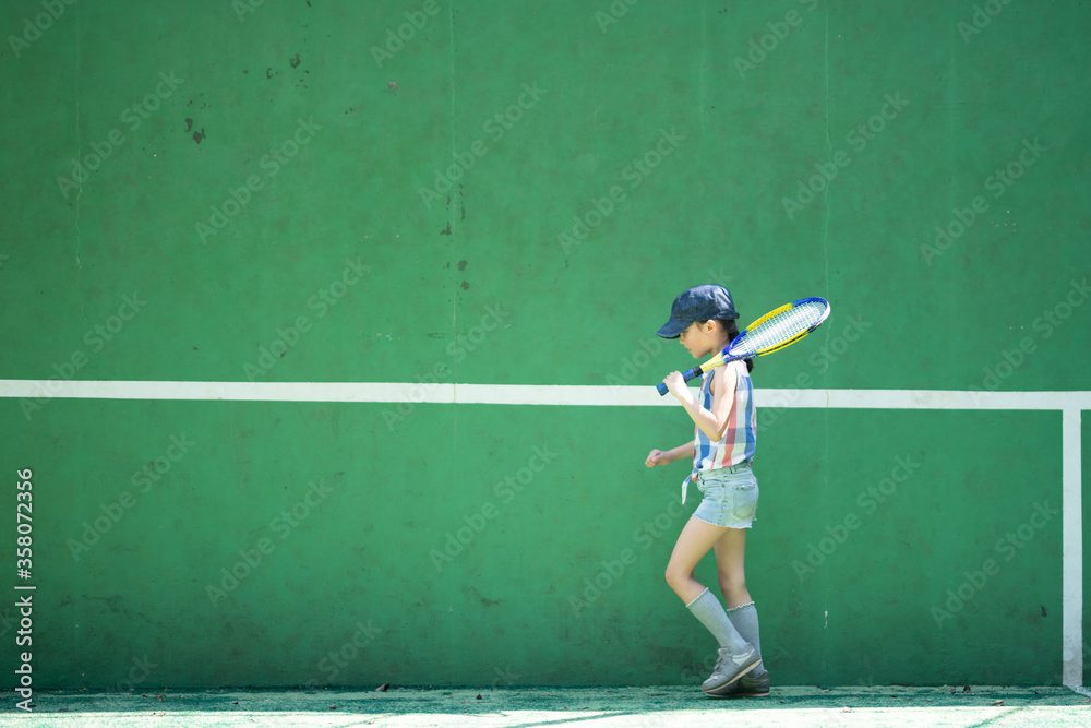 テニスラケットを持った女の子