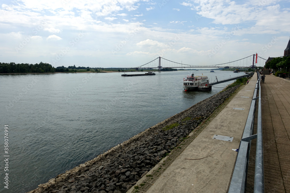 Rhein mit Schiffe7