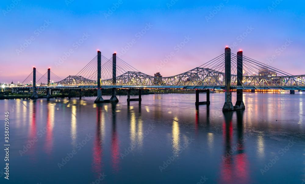 Fototapeta premium Bridges across the Ohio River between Louisville, Kentucky and Jeffersonville, Indiana