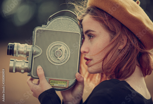 Junge Frau mit analoger Filmkamera