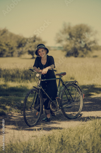 Junge Frau mit Vintage Fahrrad