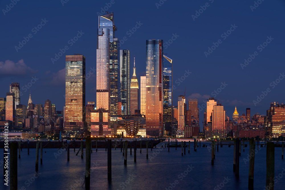Fototapeta premium Wieżowce Hudson Yards o zmierzchu. Manhattan Midtown West zza rzeki Hudson, Nowy Jork, NY, USA