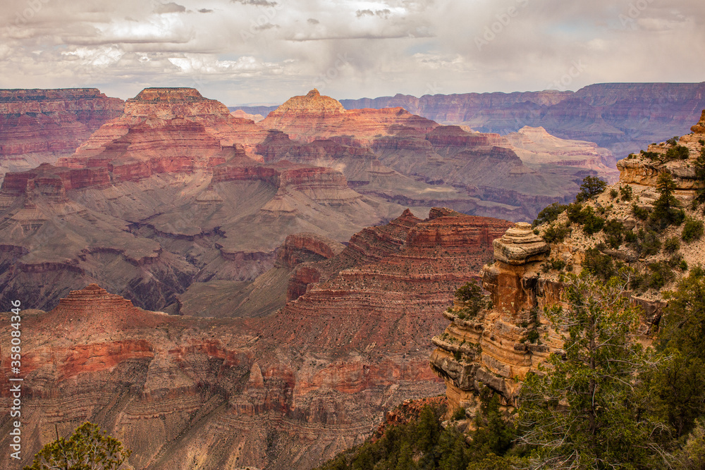 Der Blick in die Schlucht des Grand Canyon in den USA. 
