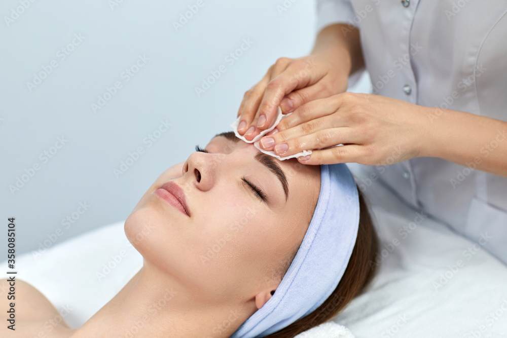 beautician cleaning female skin with sponge. Perfect cleaning, spa treatment skincare face. beautician cleaning female skin with sponge. Perfect cleaning, spa treatment skincare face.
