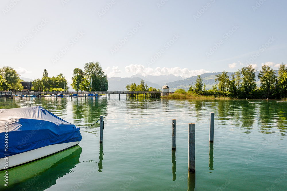 Obraz premium Rapperswil, Zürichsee, Obersee, Seeufer, Schilf, See, Holzsteg, Holzbrücke, Kapelle, Naturschutz, Oberer Zürichsee, Wasservögel, Jona, Schifffahrt, Lachen, Glarner Alpen, Tourismus, Sommer, Schweiz