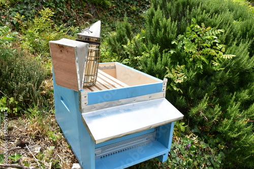 ARNIA con AFFUMICATORE. Ricovero artificiale dove vivono le api, contenitore in legno di abete, all’interno del quale le api costruiscono i favi. All'interno vi è il foglio cereo del telaio da nido