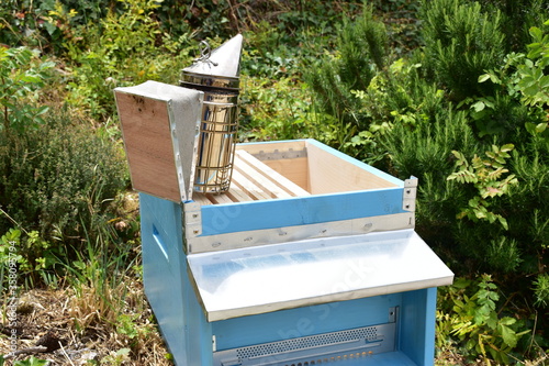 ARNIA  con AFFUMICATORE. Ricovero artificiale dove vivono le api,  contenitore in legno di abete,  all’interno del quale le api costruiscono i favi. All'interno vi è il foglio cereo del telaio da nido