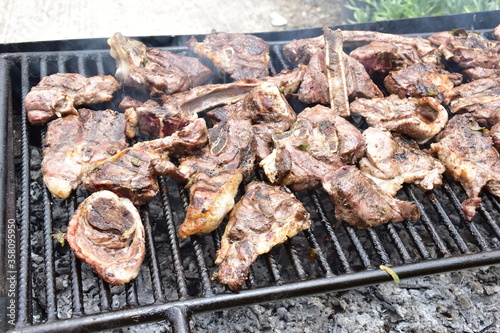 Obraz na płótnie carne di agnello arrostita sulla brace w salonie