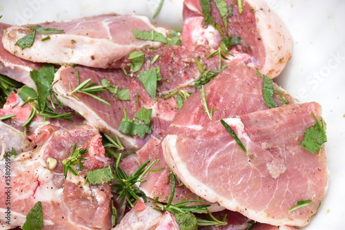 Obraz na płótnie bistecche di carne di maiale w salonie