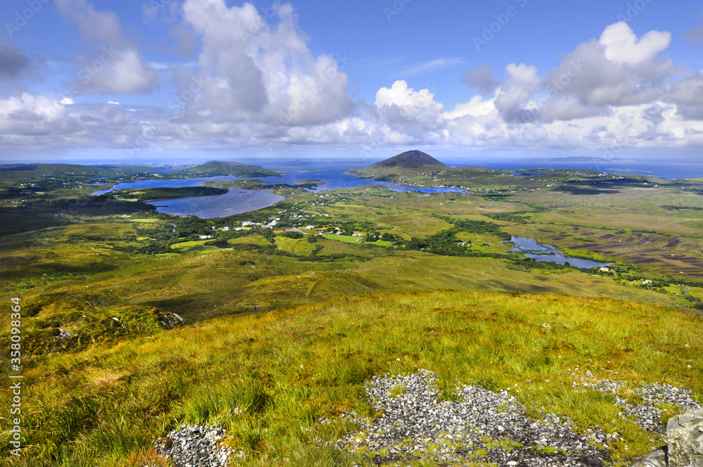 Magnifique vue panoramique sur la côte, les collines et les vals environnant dans le parc national du Connemara en Irlande.  