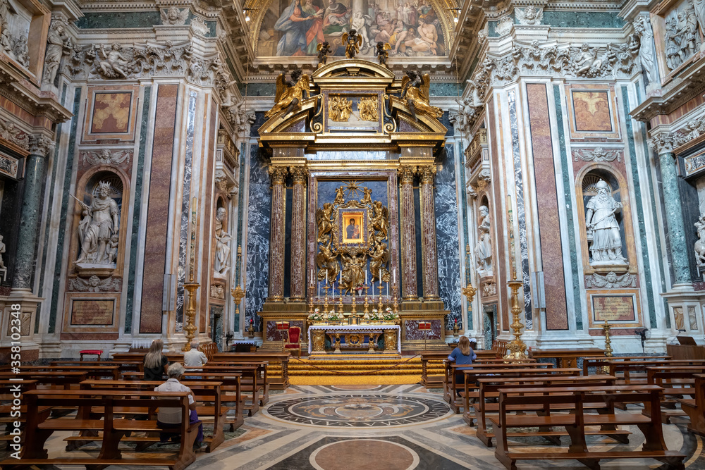 Obraz premium Panoramic view of interior of Basilica di Santa Maria Maggiore