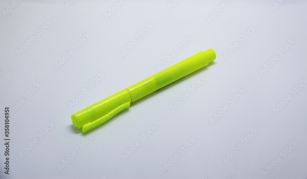 Fluorescent highlighter pen, an efficient marker with alcohol-based and non-toxic ink Fluorescent highlighter pen, an efficient marker with alcohol-based and non-toxic ink