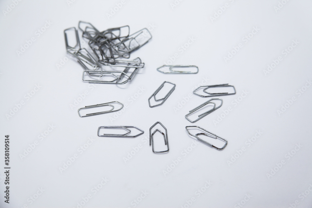 clip, refers to a metallic object or galvanized and folded steel wire that serves to hold or group papers or other objects clip, refers to a metallic object or galvanized and folded steel wire that serves to hold or group papers or other objects