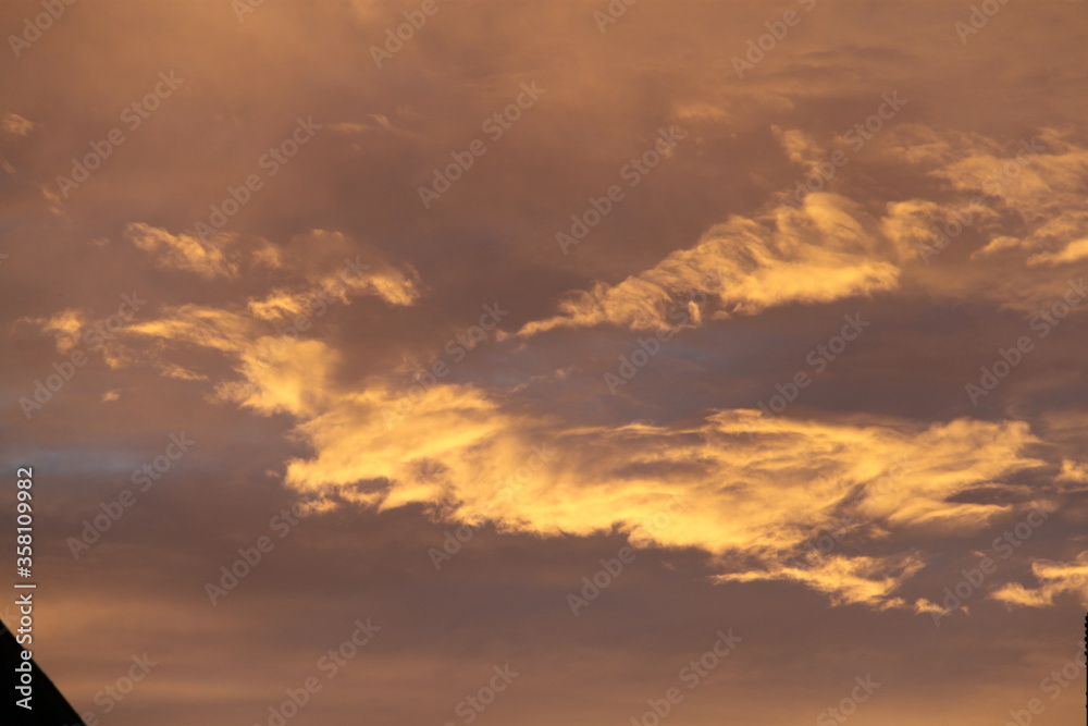 Wolkengemälde in Orange