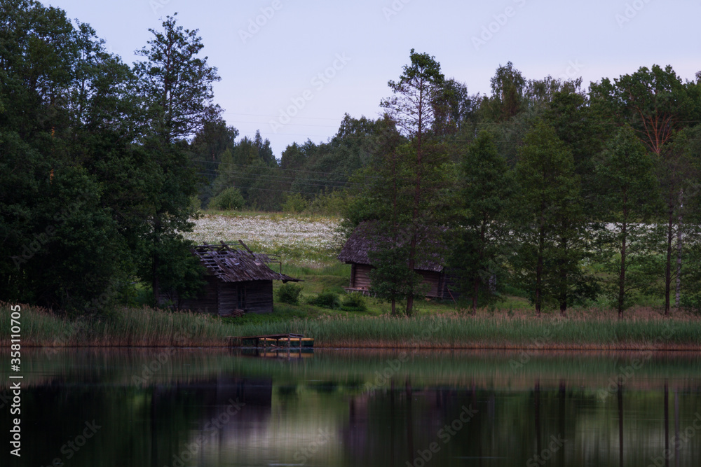 Obraz premium lake shore with fog at sunset